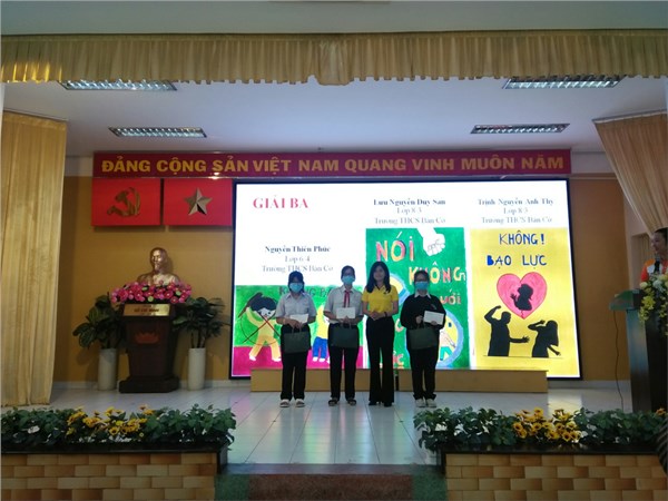 Học sinh nhận giải cuộc thi vẽ tranh cổ động năm 2022